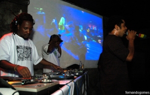 Sem muita demora, os DJ's Leandro e Índio retornam ao comando das pick ups da festa, dessa vez acompanhando o MC Daganja.